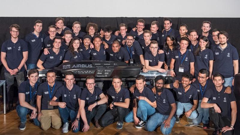 Das WARR Hyperloop Team der TU München mit ihrem neuen Pod.