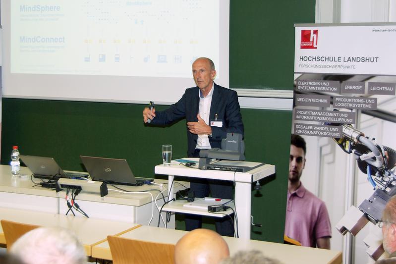 Jürgen Kramer (Siemens AG) plädierte in seinem Vortrag dafür, die digitale Herausforderung anzunehmen