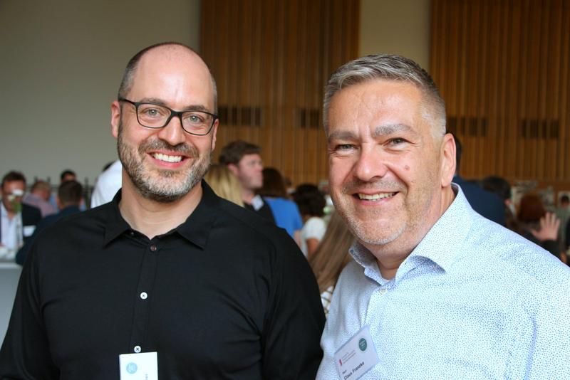 Alumni Martin Brenner und Claus Franzke (v. l. n. r.) beim Symposium zum 10-jährigen Jubiläum des Masterstudiengangs Public Administration an der HWR Berlin