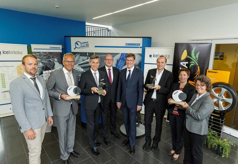 Das Rektorat mit Rektor Prof. Dr. Johannes Wessels (4.v.r.) und Kanzler Matthias Schwarte (4.v.l.) überreicht Prof. Dr. Jörg Becker (3.v.l.) und Prof. Dr. Dirk Prüfer (3.v.r.) den Transferpreis.