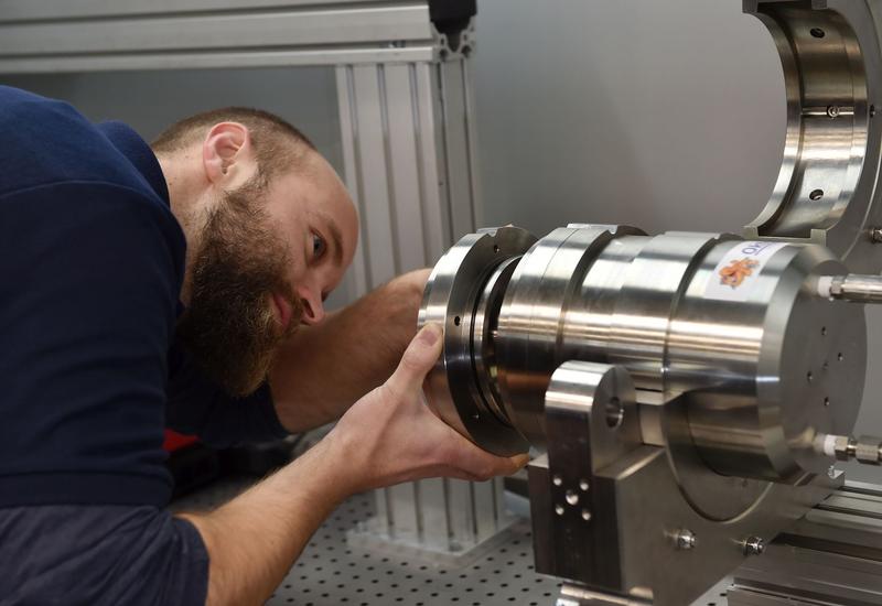 With the special pressure chamber at the LZH, laser material processing can be tested under deep-sea conditions. 
