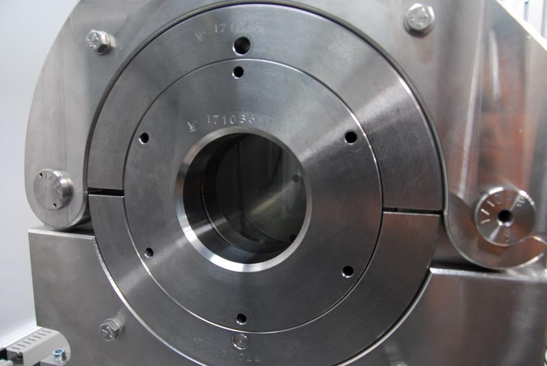 Die Druckkammer des LZH hat ein Sichtfenster, durch das ein Laserstahl eingeleitet werden kann.