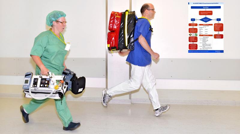 Schwester Ines Reichel und Dr. Andreas Güldner auf dem Weg zu einem Notfall.