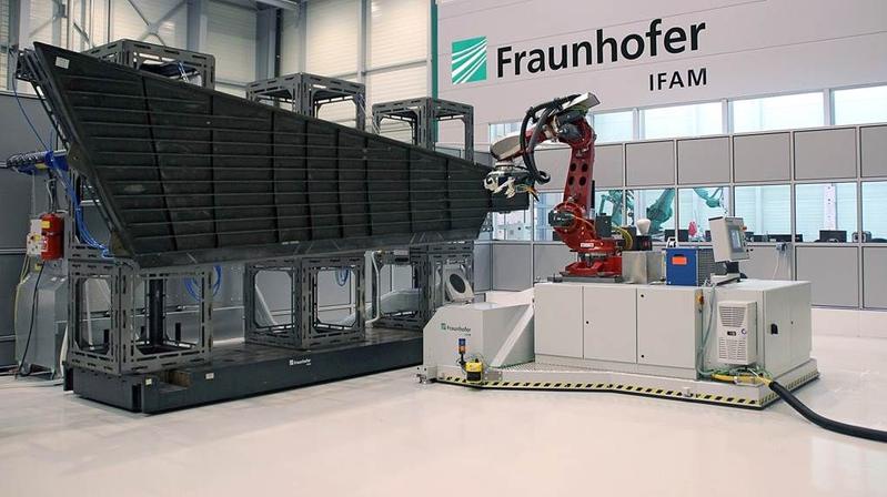 Mobiler hochgenauer Bearbeitungsroboter zur flexiblen Bearbeitung von Großstrukturen, hier das Seitenleitwerk eines Airbus 320. 