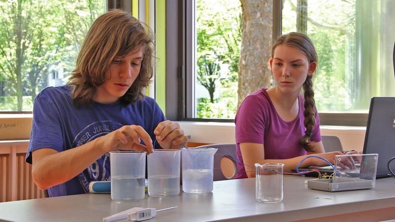 Der Zugang zu den Naturwissenschaften und technischen Zusammenhängen wird für Felipe Conde König und Hannah Brehm beim Experimentieren erlebbar 