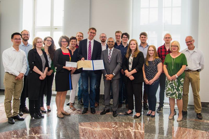 Prof. Hermann Wegner (Mitte) und seine Arbeitsgruppe am Institut für Organische Chemie freuen sich über den Arbeitssicherheitspreis 2018. 