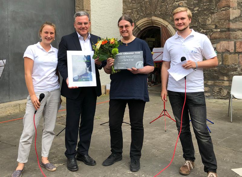 Marleen Kissel (l.) und Florian Hickl (r.) von der Fachschaft übergaben gemeinsam mit dem Fördervereinsvorsitzenden PD Dr. Dr. Michael Kiehntopf (2.v.l.) den Lehrpreis an Prof. Dr. Amelie Lupp.