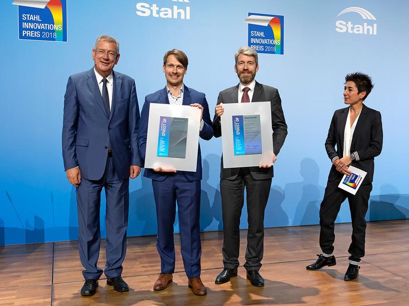 Dr. Johannes Grob (2. v. l.), Geschäftsführung TURBONIK GmbH, und Prof. Christian Doetsch, Leiter des Bereichs Energie beim Fraunhofer UMSICHT, nahmen den Stahl-Innovationspreis 2018 entgegen.