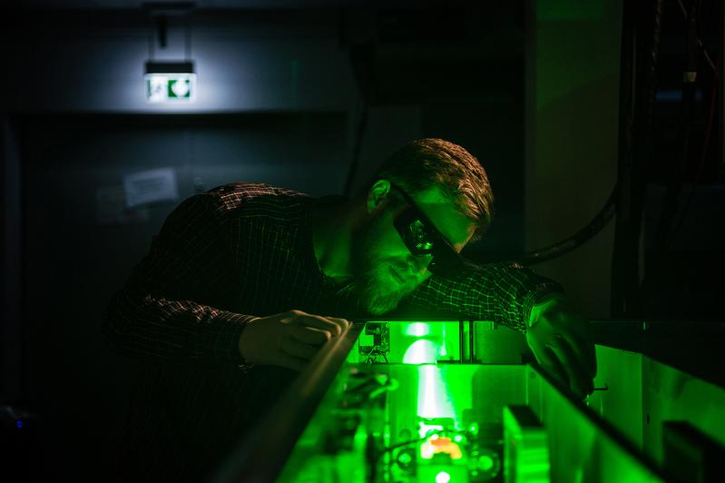 Femtosekundenlaseranlage im Betrieb.