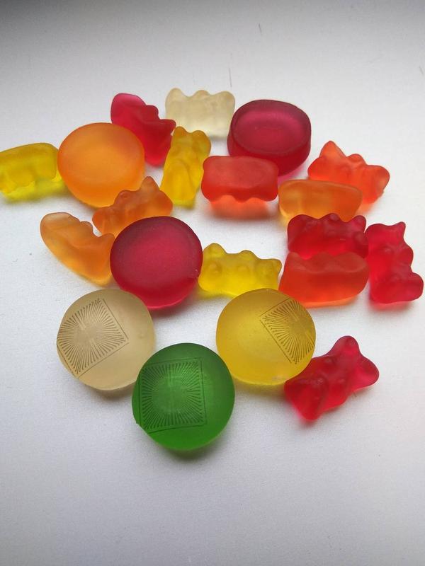 Microelectrode arrays on gelatin: A team surrounding Bernhard Wolfrum, Professor of Neuroelectronics at the Technical University of Munich,  has successfully printed sensors on gummi candy.