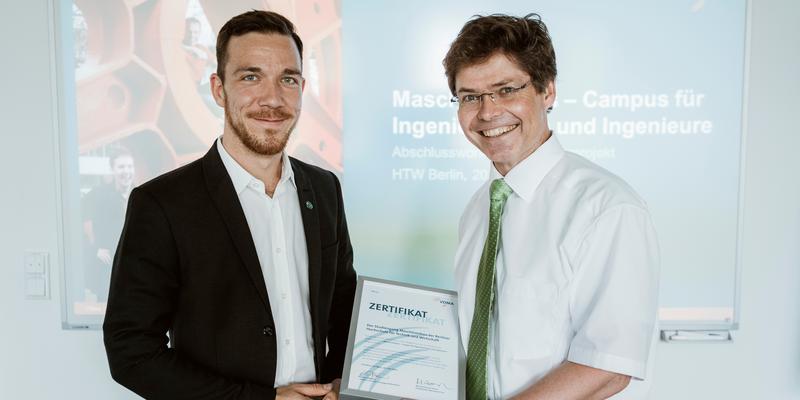 Michael Patrick Zeiner überreicht Herrn Prof. Heiler das Maschinenhaus-Zertifikat