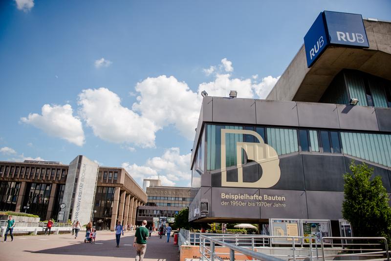 Gut sichtbar am Musischen Zentrum: Das Label mit den Buchstaben B steht für Big Beautiful Buildings und für beispielhafte Bauten aus einer besonderen Zeit.