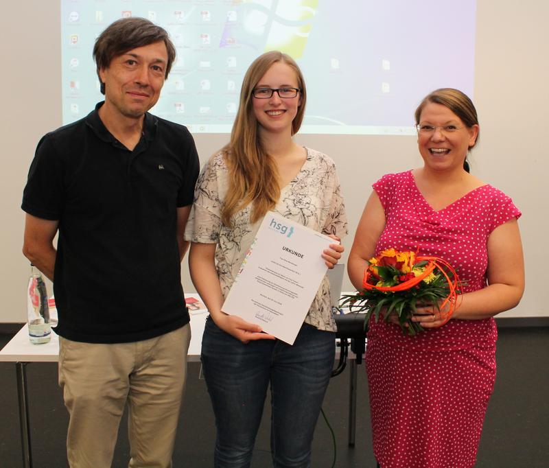 Prof. Dr. Nina Gawehn (im Bild rechts) verlieh die Urkunde an Alina Mörsberger (Bildmitte). Prof. Dr. Sascha Sommer (im Bild links), der die Arbeit betreut hatte, freute sich mit der Absolventin.