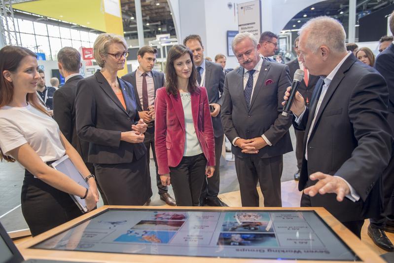 V.l.n.r.: Cornelia Röper (ada Health), Anja Karliczek, Mariya Gabriel, Reimund Neugebauer (Fraunhofer Gesellschaft), Frank Riemensperger (accenture). 