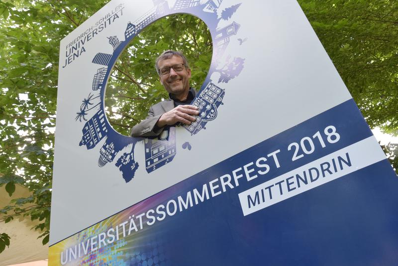 Universitätspräsident Prof. Dr. Walter Rosenthal lädt zum Sommerfest der Friedrich-Schiller-Universität ein. Das Fest am 29. Juni steht unter dem Motto "mittendrin".