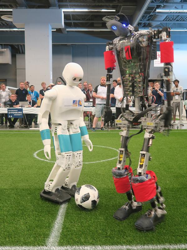 Zweikampf der humanoiden Roboter: NimbRo-OP2X (links) von der Universität Bonn trifft auf „Sweaty“ von der Hochschule Offenburg. 