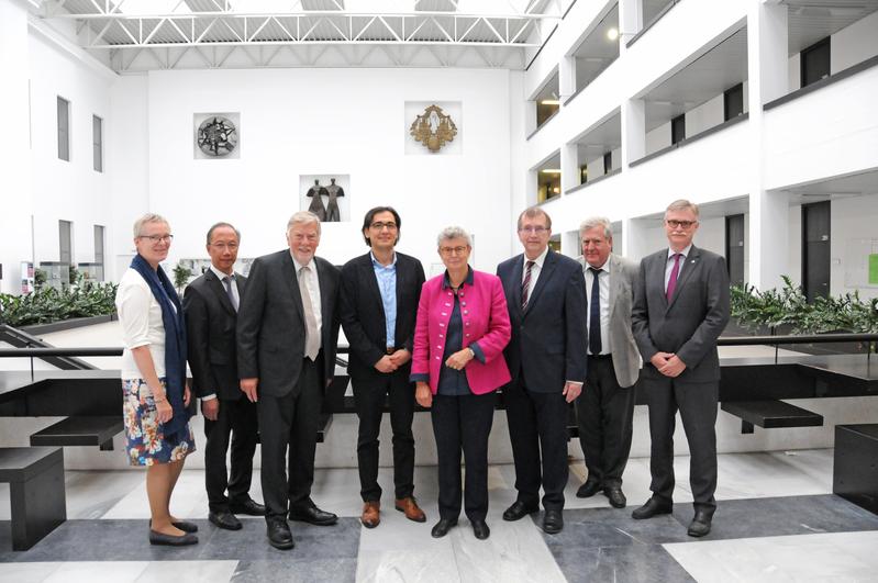  Fototermin nach der Wahl (v.l.): Barbara Sponholz, Phuoc Tran-Gia, Ekhard Salje (Vorsitzender des Universitätsrats), Barış Kabak, Ulrike Holzgrabe, Alfred Forchel, Wolfgang Riedel, Uwe Klug.