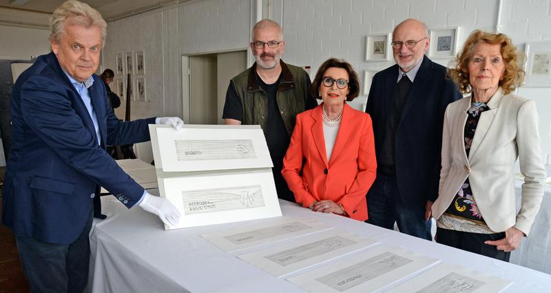 Die Jury des Piepenbrock Kunstförderpreises vor den preisgekrönten Druckgrafiken „Hände“ der Studentin Charlotte Hoppenau.