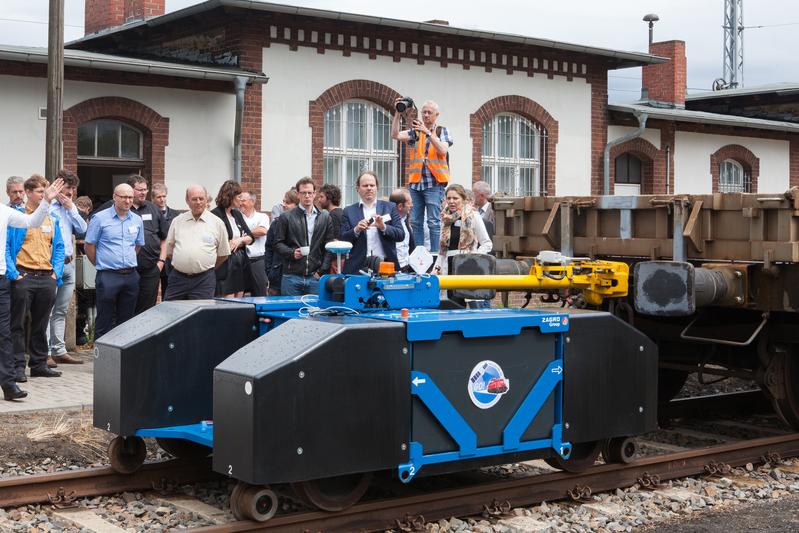 Versuchsträger während der Live-Demonstration des automatisierten Rangierens im Rail & Logistic Center Wustermark mit geladenen Gästen aus der Bahnbranche. © IRT/RWTH Aachen