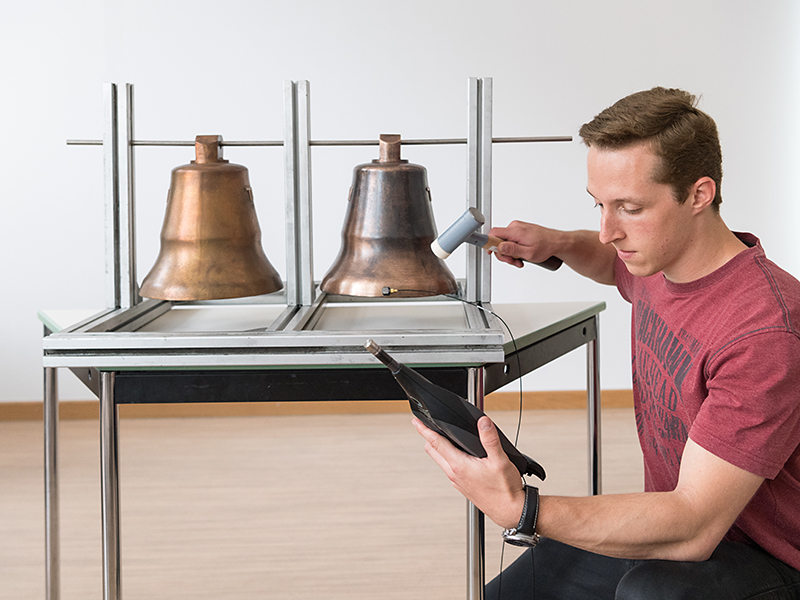 Masterstudent Felix Thomann bei der Klangmessung. 