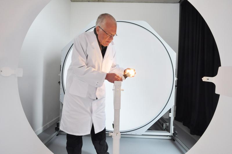 In der Ulbricht-Kugel (Integrating Sphere) bereitet der Wissenschaftliche Mitarbeiter Peter Schuster die Messung des Gesamtlichtstroms und der spektralen Verteilung eines LED-Leuchtmittels vor.