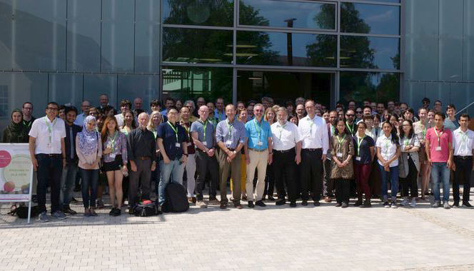 Teilnehmer des 1. Konferenztages vor dem neuen Gebäude "Zentrum für Naturwissenschaftliche Grundlagen" der HSWT