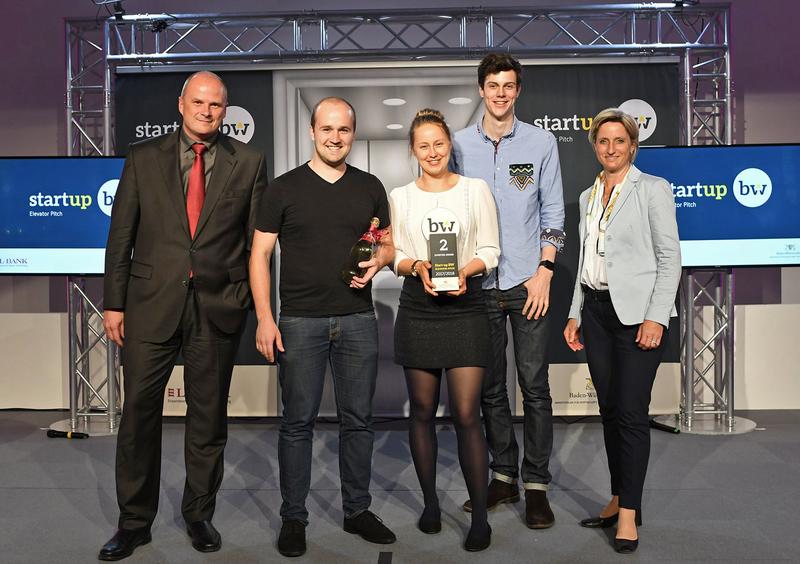 Das Team apic.ai (m.) bei der Siegerehrung mit Wirtschaftsministerin Dr. Nicole Hoffmeister-Kraut (re.) 