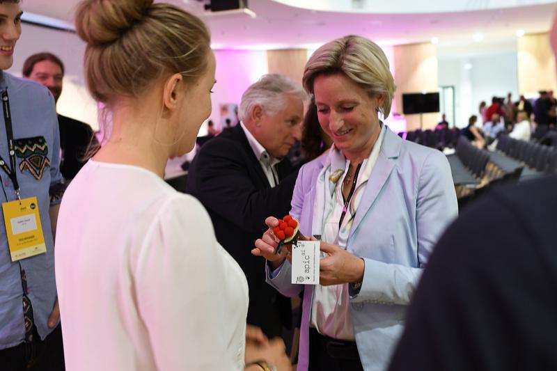 Im Anschluss an den offiziellen Teil erhält Wirtschaftsministerin Dr. Nicole Hoffmeister-Kraut (re.) von Katharina Schmidt ein Glas Imkerhonig