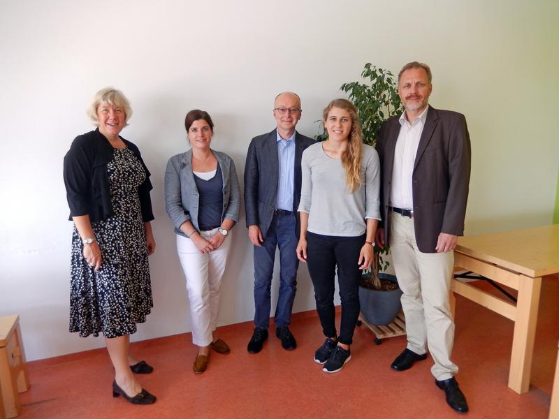 Mit dem Projekt EVABI will das Würzburger Team die Lehr- und Lernprozesse in Werkstätten für Menschen mit Behinderung analysieren. (V. l.) Andrea Stratmann (stellv. Vorsitzende der BAG WfbM),