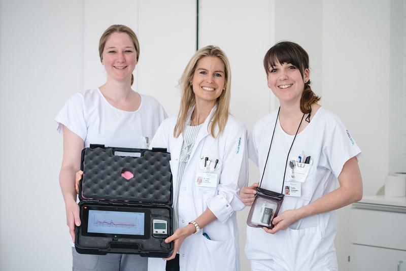 Schweizer Studienärztin Dr. med. Lia Bally (Mitte) präsentiert das «Closed-loop»-System mit den Studienassistentinnen Svenja Heger (links) und Eveline Andereggen (rechts).