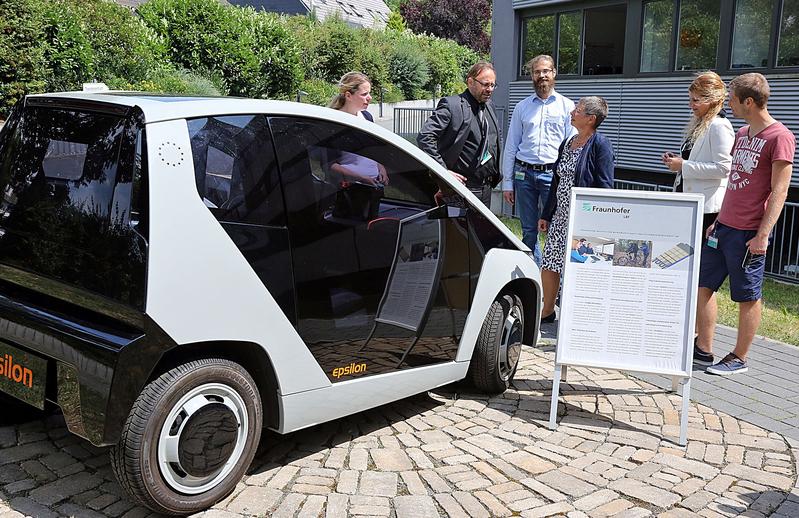 MinDirig’in Dr. Angelika Willms-Herget, BMBF (Mitte), auf ihrer Tour durch das „OpenLab“. Professor Thilo Bein, Fraunhofer LBF (zweiter von links), erläutert Hin