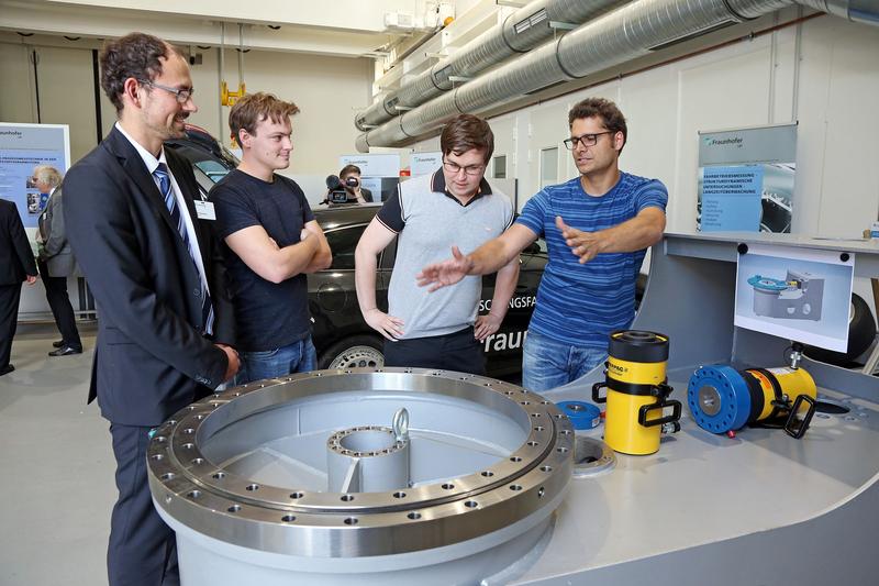 Marco Jackel erklärt im „OpenLab“ des Fraunhofer LBF, wie der neue Kalibrierprüfstand für LKW-Messräder funktionieren wird. 