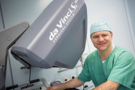 Prof. Jens-Uwe Stolzenburg, hier am Da-Vinci-Op-Roboter, leitet die internationale Urologen-Tagung zu roboterassistierter Chirurgie 2018 in Leipzig.  
