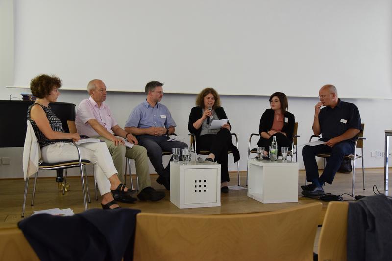 Die Teilnehmer der Podiumsdiskussion (v.l.): Ingeborg Schüßler, German Denneborg, Ansgar Klinger, Regina Egetenmeyer, Martina Schröder und Walter Würfel.