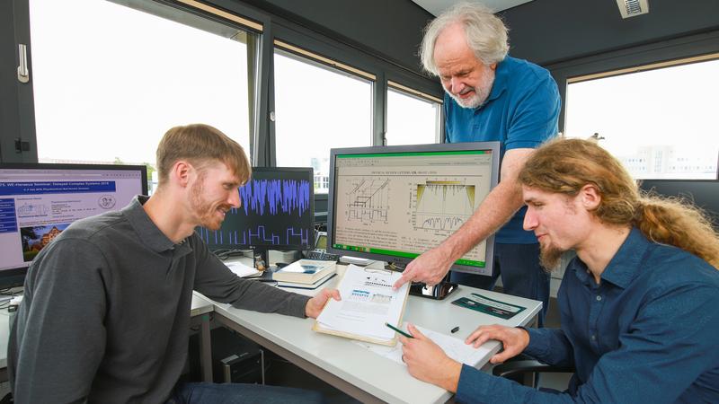 Prof. Dr. Günter Radons (M.), Dr. Andreas Otto (l.) und David Müller gehen dem Chaos auf den Grund.