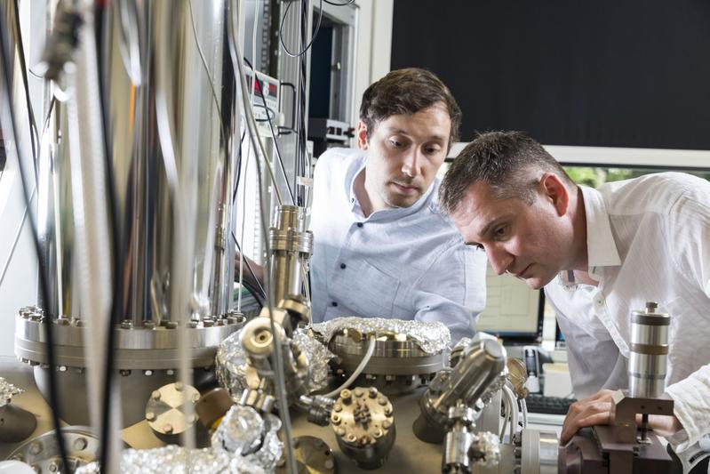 Taner Esat (links) und Dr. Ruslan Temirov (rechts) an einem Rastersondenmikroskop