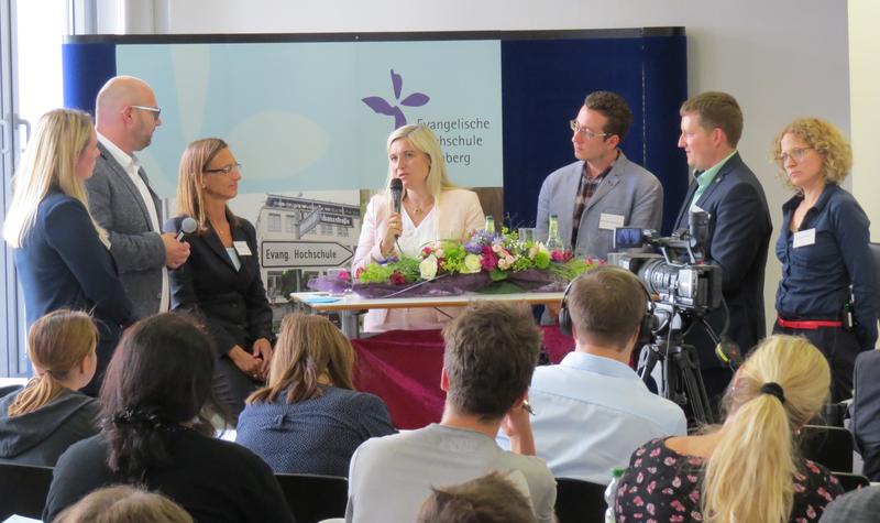 2. Hochschulpolitischer Pflegefachtag am 22.06.2018 in Nürnberg, Diskussionsrunde von Studierenden mit der Bayerischen Staatsministerin für Gesundheit und Pflege, Melanie Huml.