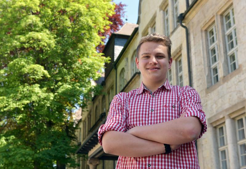 Der 16-jährige Schüler Moritz Zenker aus dem sächsischen Rodewisch steht vor dem Hauptgebäude der Universität Jena. Er ist einer von zehn Juniorstudierenden im aktuellen Sommersemester. 