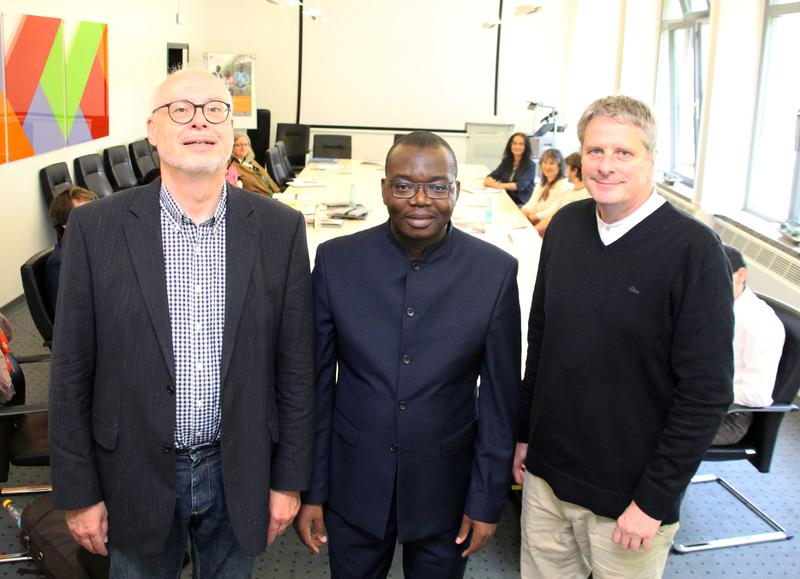 Eröffnung des Workshops (v.l.): Prof. Dr. Markus Fauser, Dr. Bertin Nyemb und Universitätspräsident Prof. Dr. Burghart Schmidt.