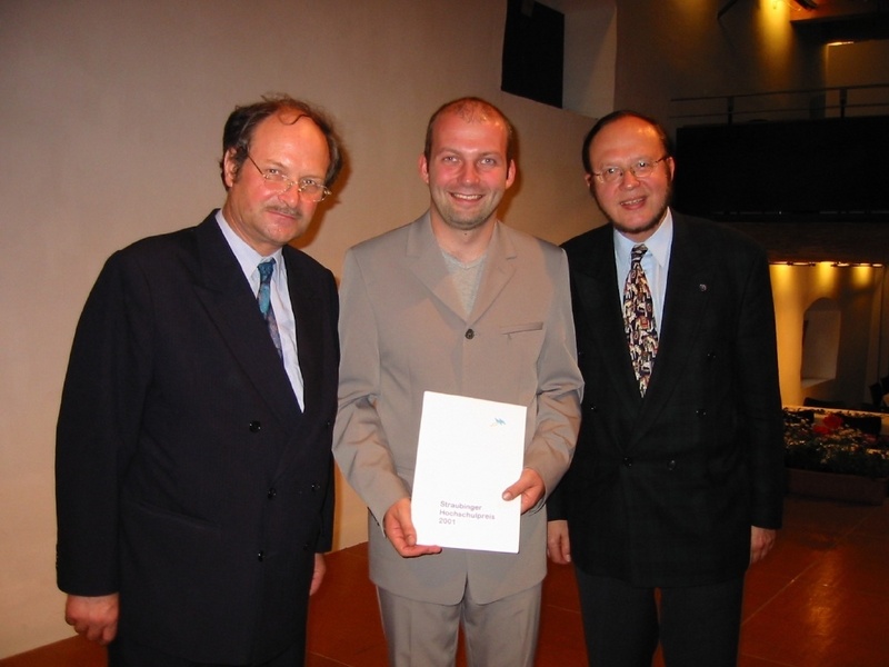 Ausgezeichnet für seine zukunftsweisende Diplomarbeit wurde Dipl.-Ing. (FH) Martin Tanne, hier bei der Preisverleihung umgeben von Prof. Peter Wippenbeck (l.) und dem Aalener FH-Rektor Prof. Dr. Dr. Ekbert Hering (r.).
