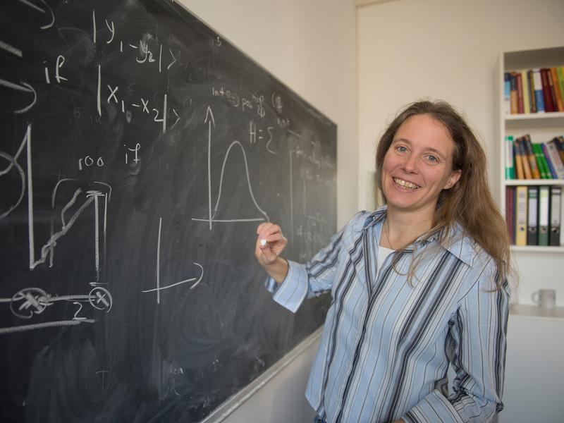 Prof. Dr. Corinna Kollath from the Helmholtz-Institut für Strahlen- und Kernphysik at the University of Bonn. 