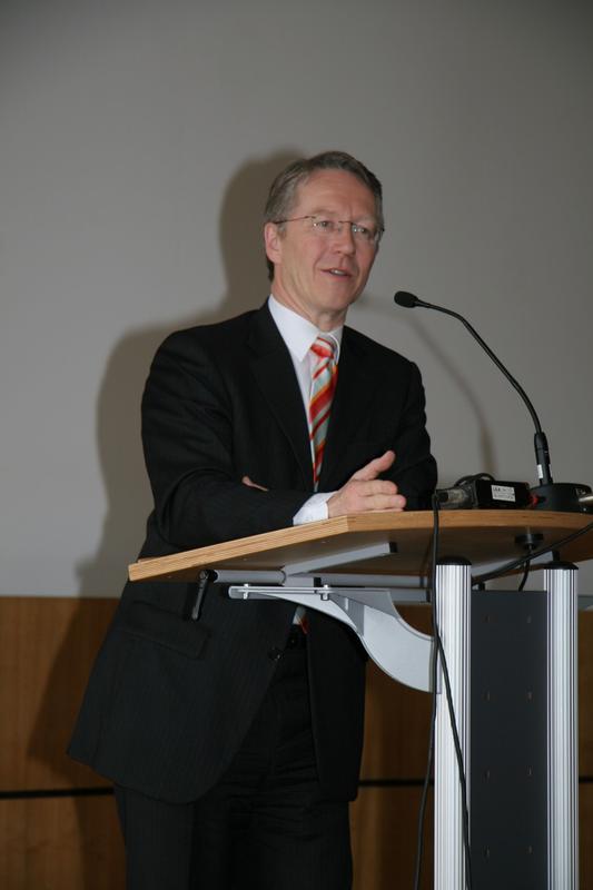 Staatsminister Dr. Werner Schnappauf begrüßt die Gäste