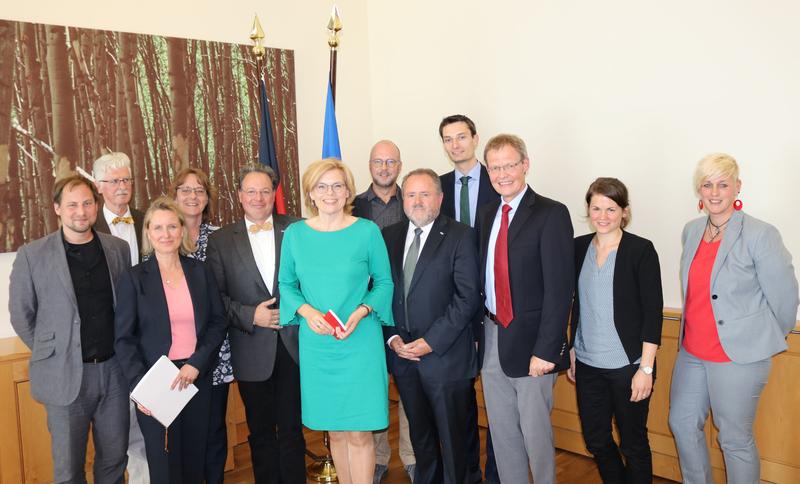 Bundesministerin Julia Klöckner (BMEL, Mitte) mit allen Geförderten.