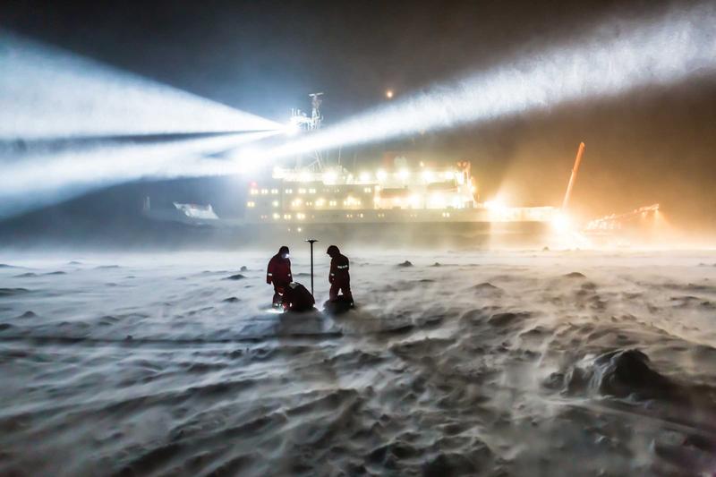 AWI-Meereisphysiker auf dem Eis