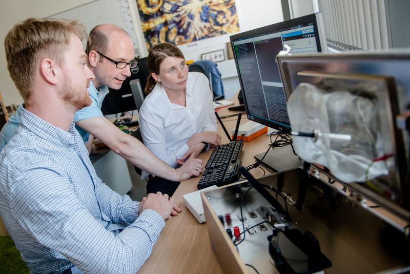 David Rupprecht, Thorsten Holz und Katharina Kohls (von links) nutzen Software Defined Radios, um die Angriffe auf das LTE-Netz im Labor zu testen.