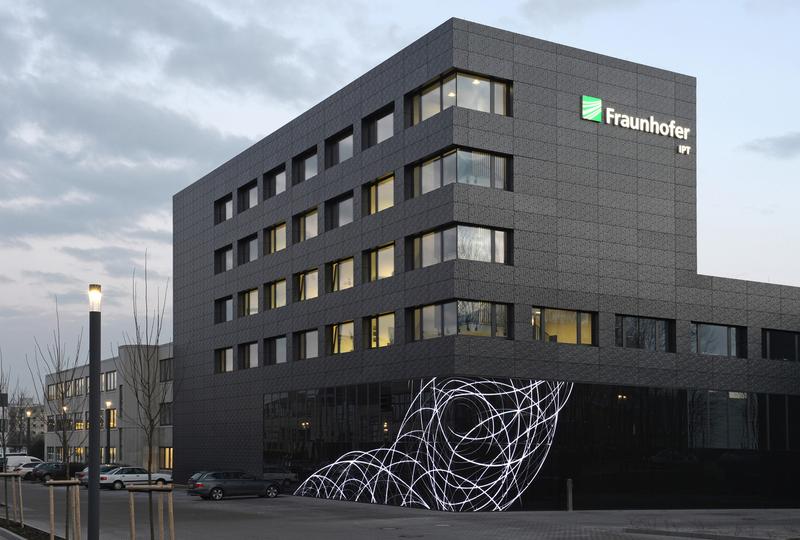 Netzwerke des Wissens an der Fassade des Fraunhofer IPT und ILT