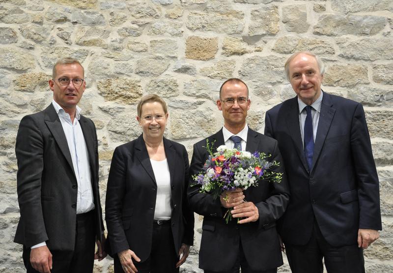 Freude über die Wiederwahl von Vizepräsident Prof. Dr. Norbert Lossau (Zweiter von rechts): Prof. Dr. Nicolai Miosge, Prof. Dr. Ulrike Beisiegel und Dr. Wilhelm Krull (von links).