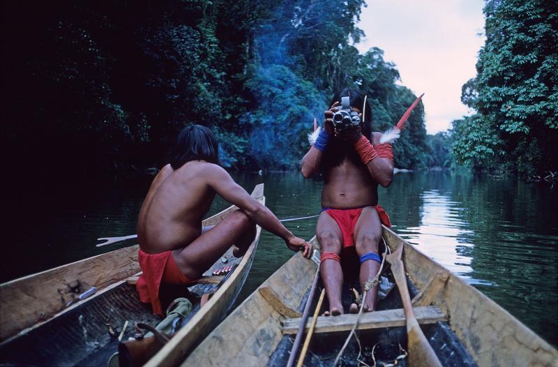 Ein Wayãpi filmt Harrer, den ehemaligen König Leopold III. von Belgien und zwei seiner Landsleute während einer Bootsfahrt in Französisch-Guyana. 