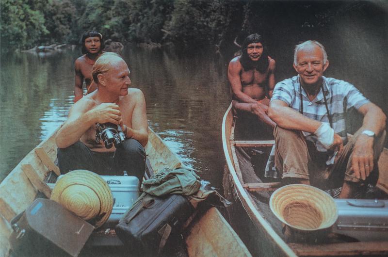 Harrer (vorne links) und der ehemalige König Leopold III. von Belgien mit Begleitern der Wayãpi auf dem Oyapock-Fluss in Französisch-Guyana.