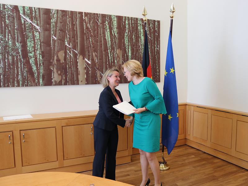 Gabriele Herrmann-Krotz von ZB MED nimmt den Förderbescheid von Ministerin Julia Klöckner entgegen.